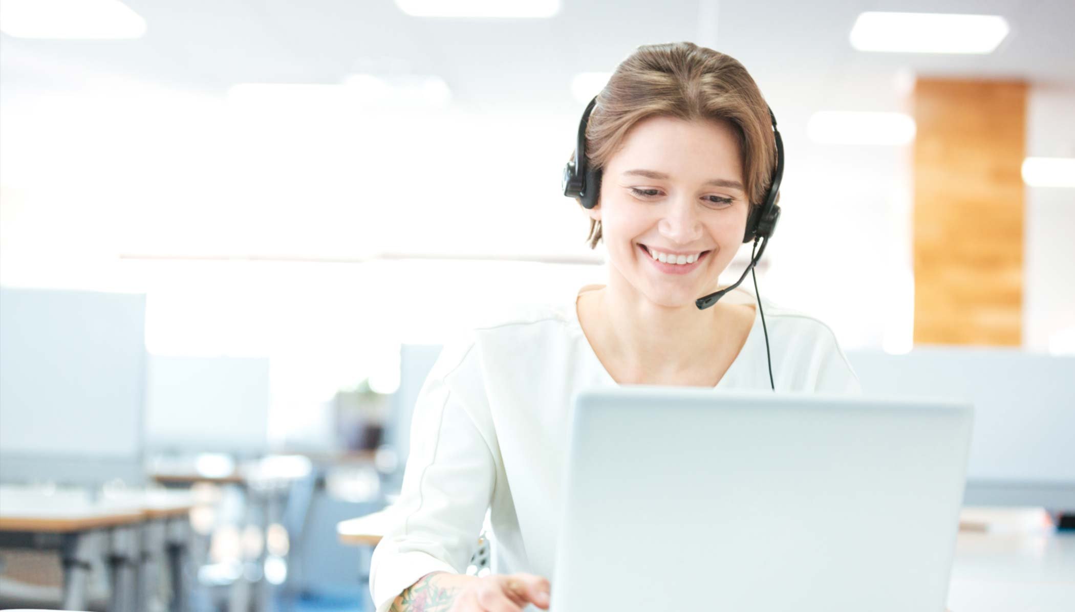 Customer Service Agent Using ServiceNow CSM on computer.