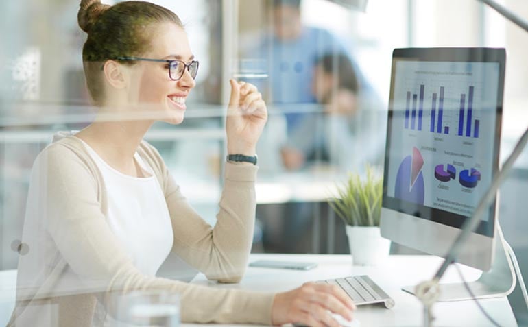  Data scientist analyzing data visualization & analytics reports